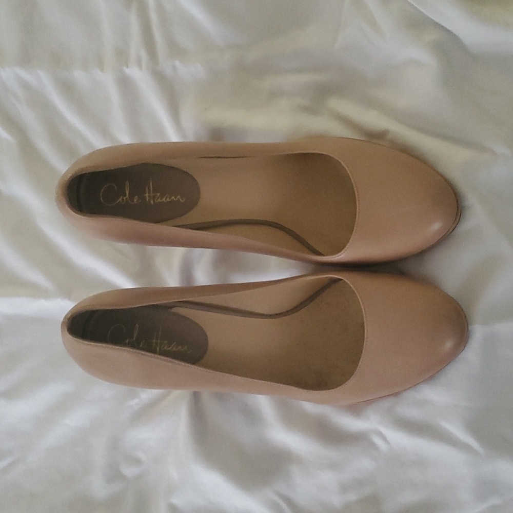 Nude/ Tan Heels